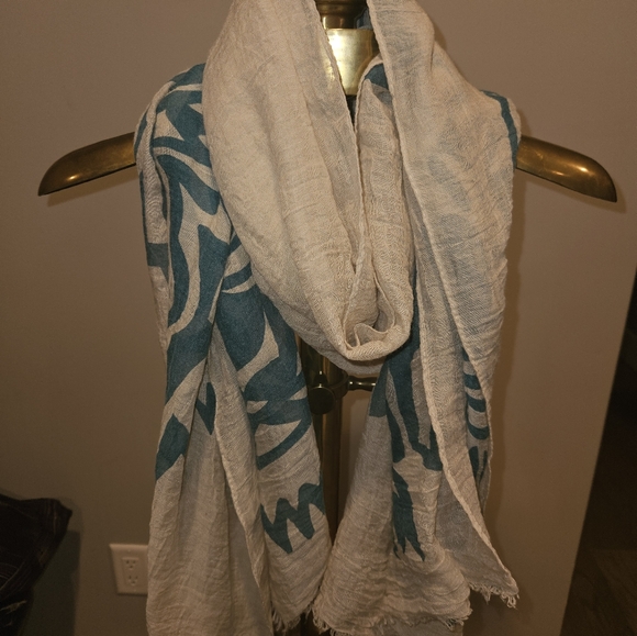 4 Beautiful scarves - Picture 13 of 15